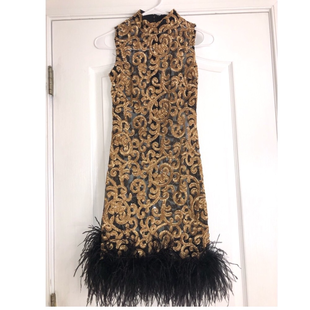 Gold sequence and black feather dress😍